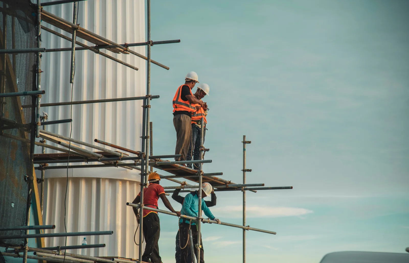 Equipe da Deck Construtora em obra