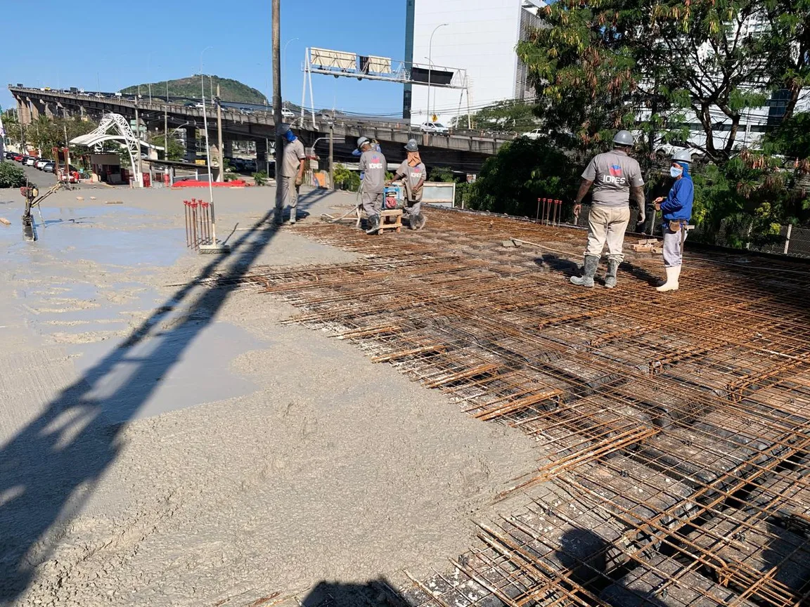 Equipe técnica da Deck em obra