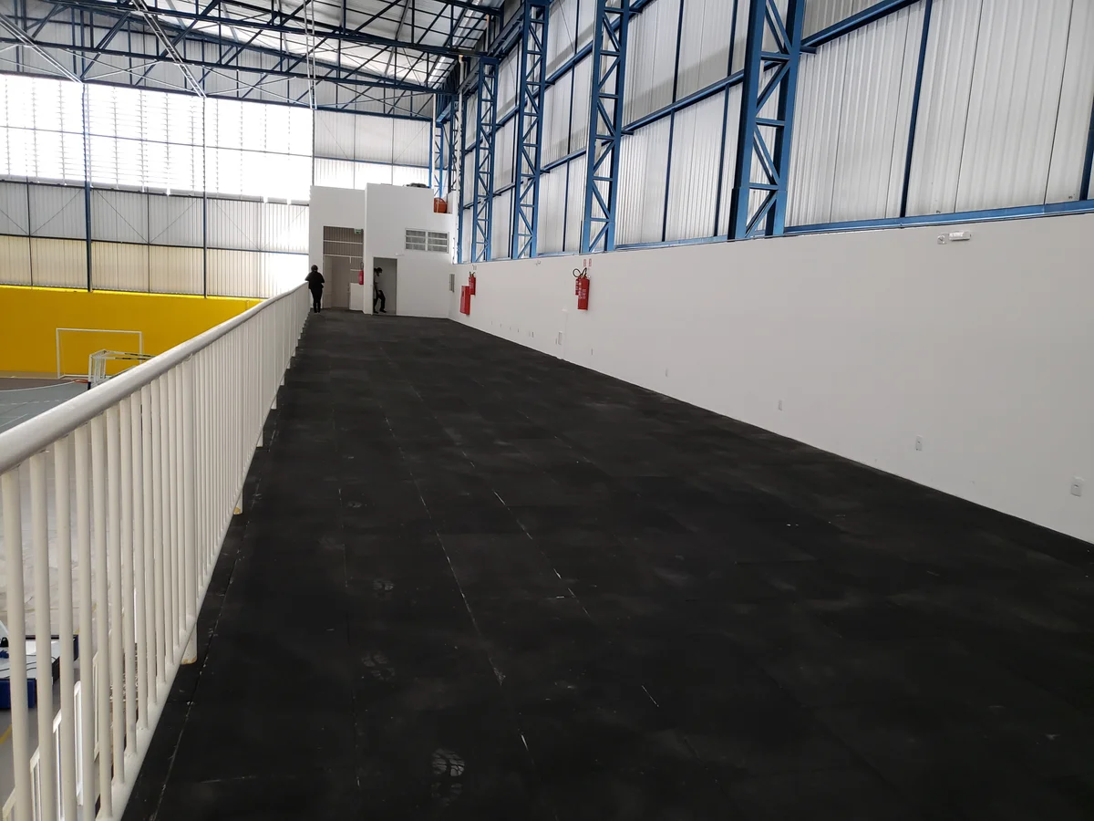 Circulação superior com piso emborrachado e guarda-corpo