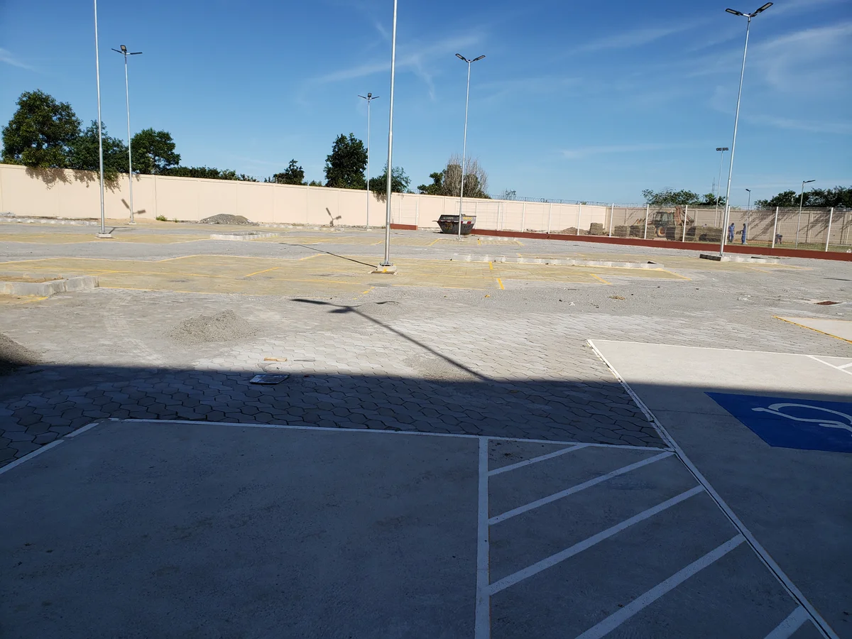 Estacionamento pavimentado com vaga acessível