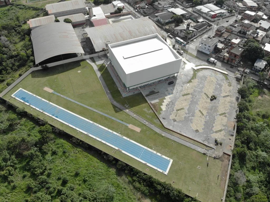 Vista aérea do ginásio, da pista de atletismo e do estacionamento