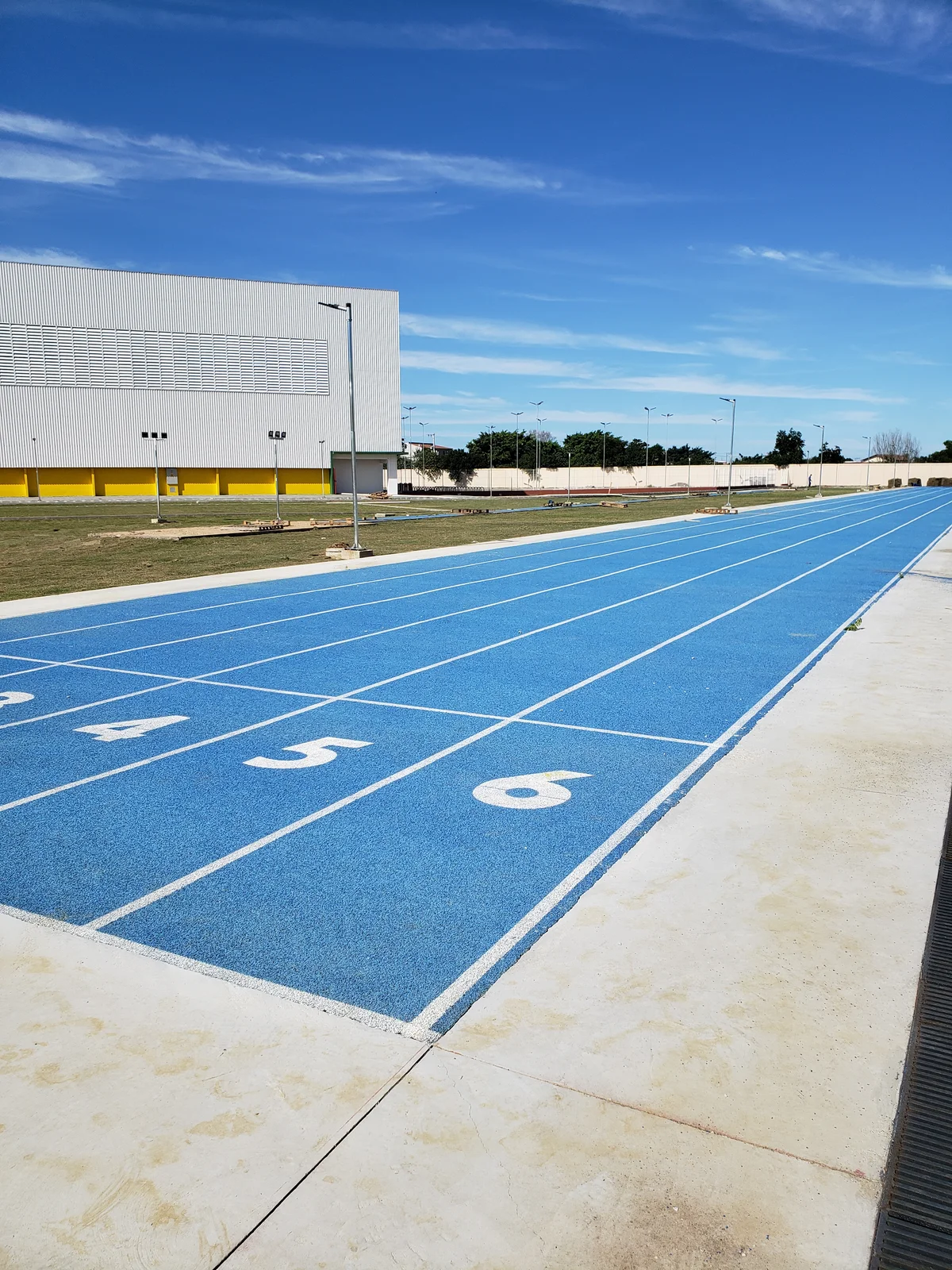 Pista de atletismo sintética com raias numeradas