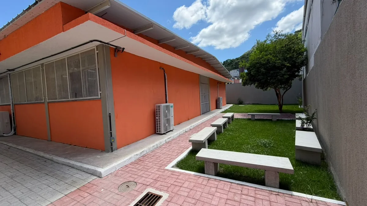 Mobiliário urbano externo em concreto e piso intertravado