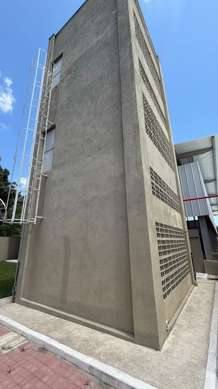 Castelo d'água construído, com escada de marinheiro e guarda-corpo