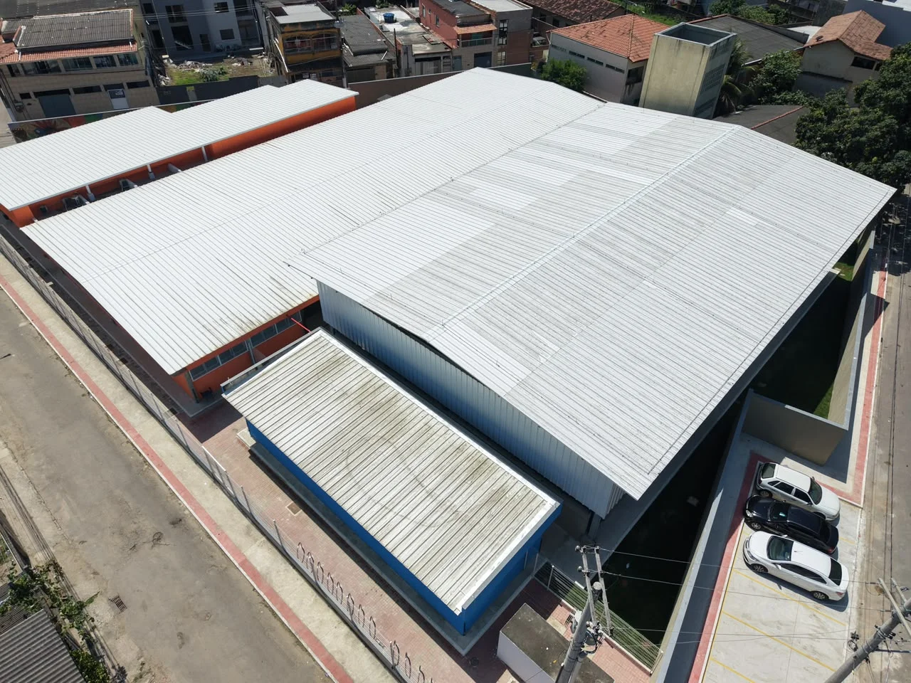 Vista aérea da implantação do bloco escolar e da quadra coberta