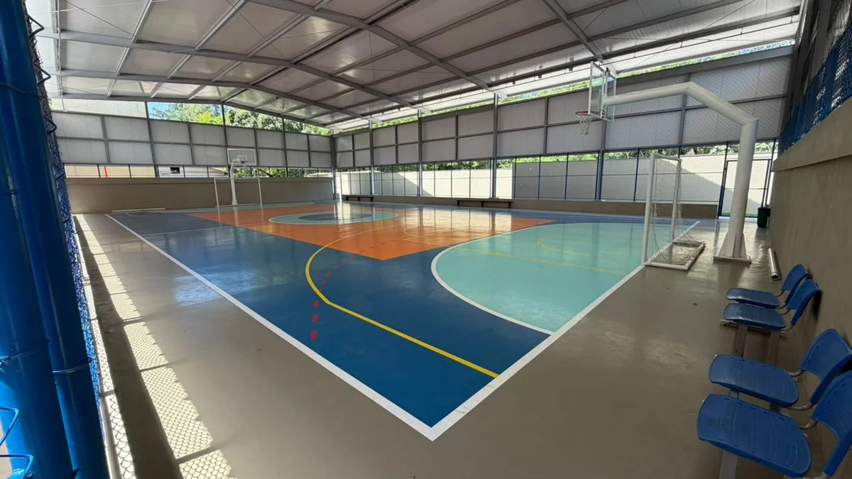 Quadra poliesportiva com arquibancada e traves oficiais