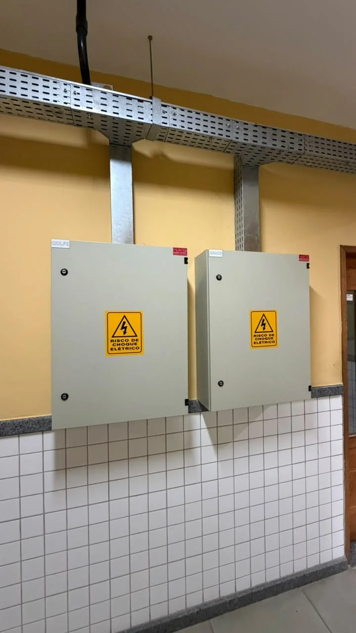 Quadros de distribuição elétrica e eletrocalhas instalados