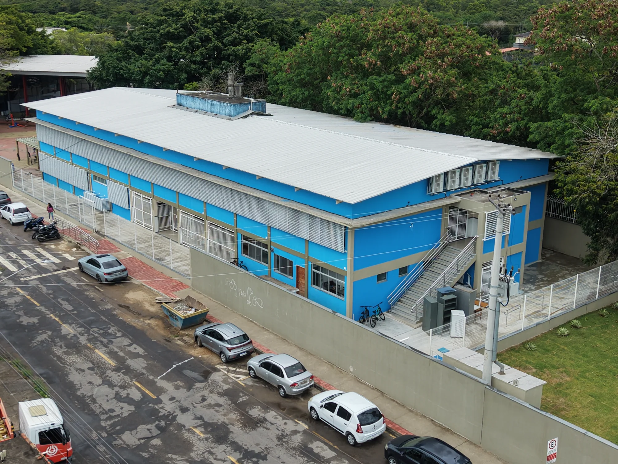 Vista aérea do bloco escolar reformado da EEEFM Professora Maria Olinda de Oliveira Menezes