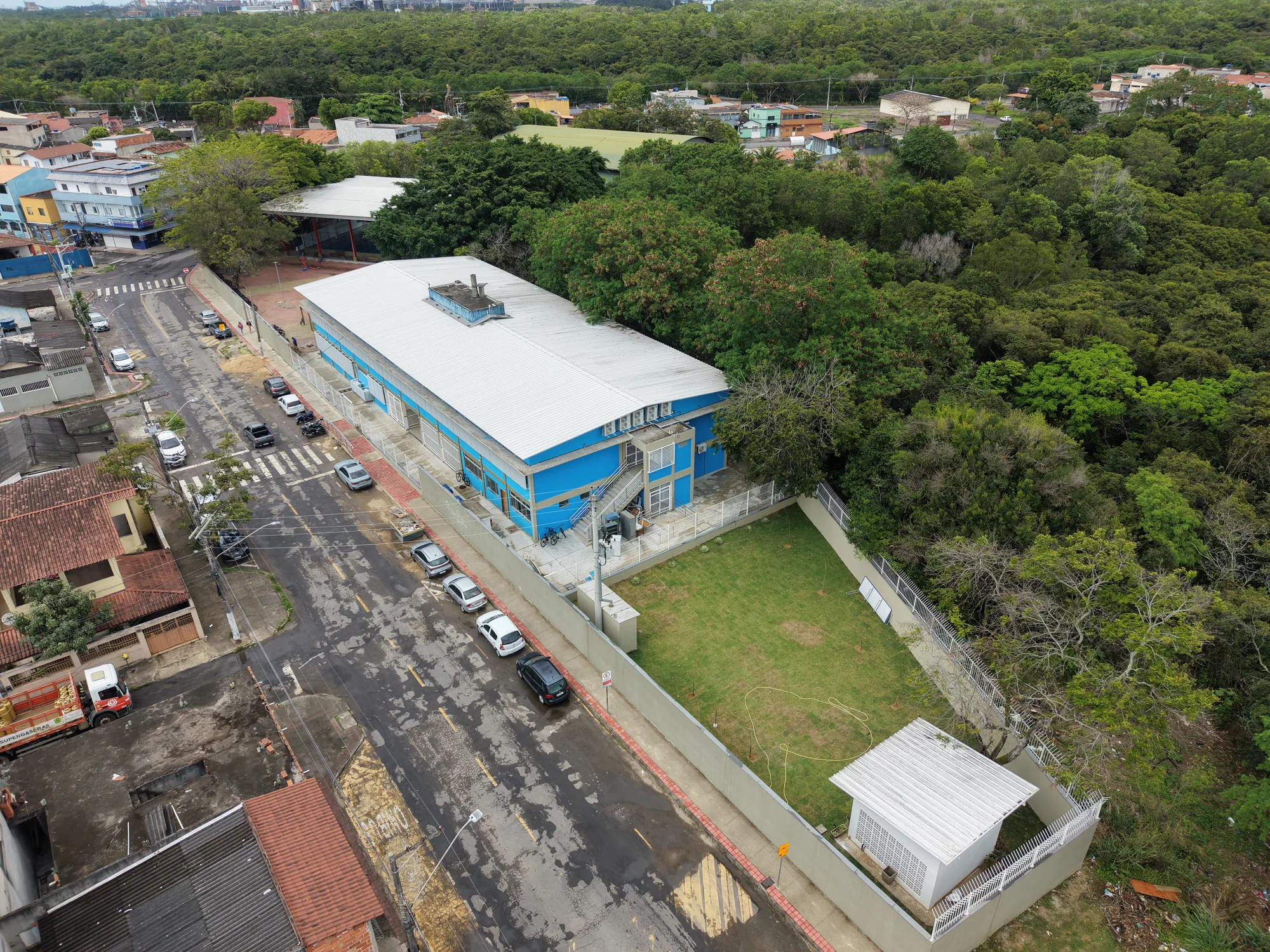 Vista aérea da implantação do bloco escolar no entorno urbano