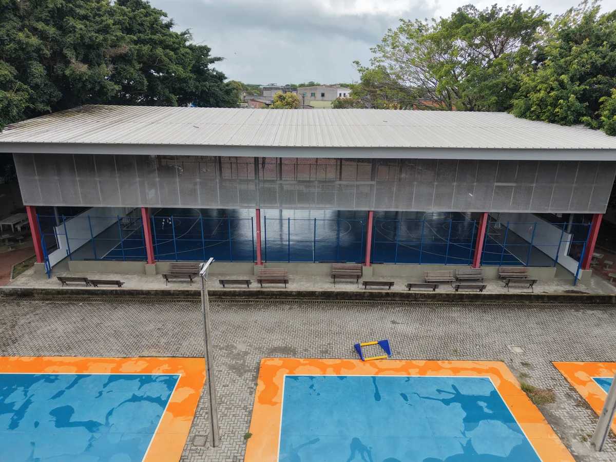 Mini-quadras de vôlei concluídas em frente à quadra poliesportiva