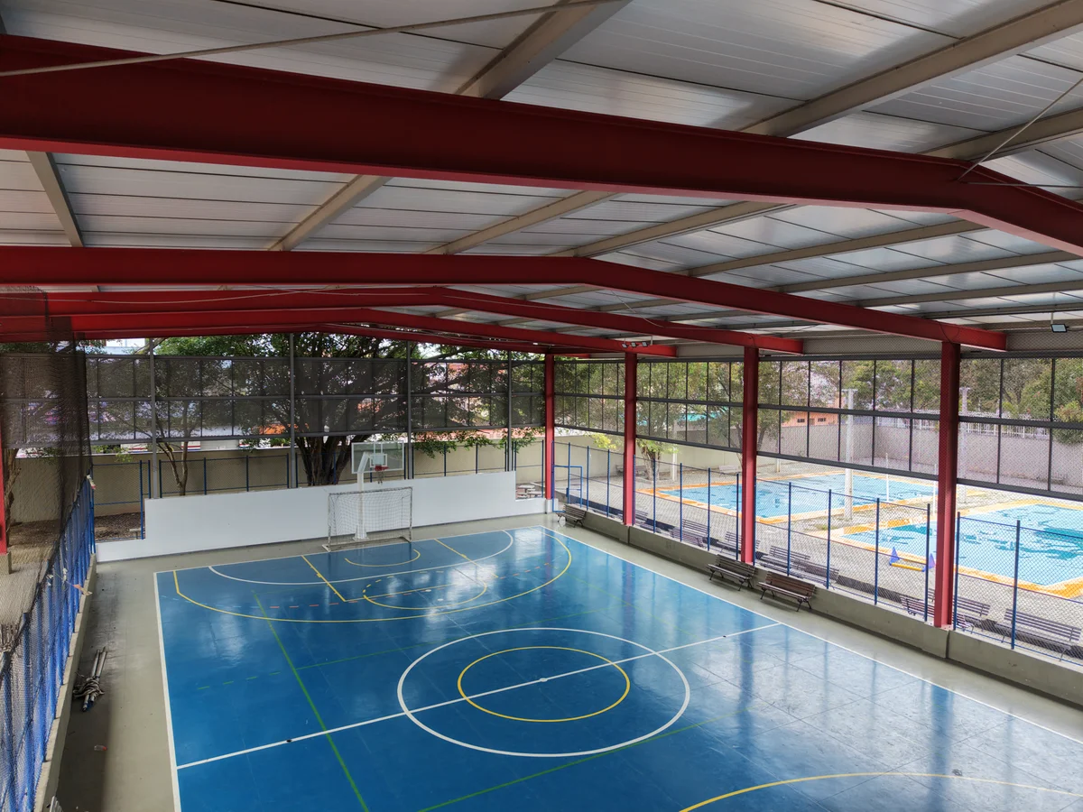 Estrutura metálica e cobertura termoacústica da quadra