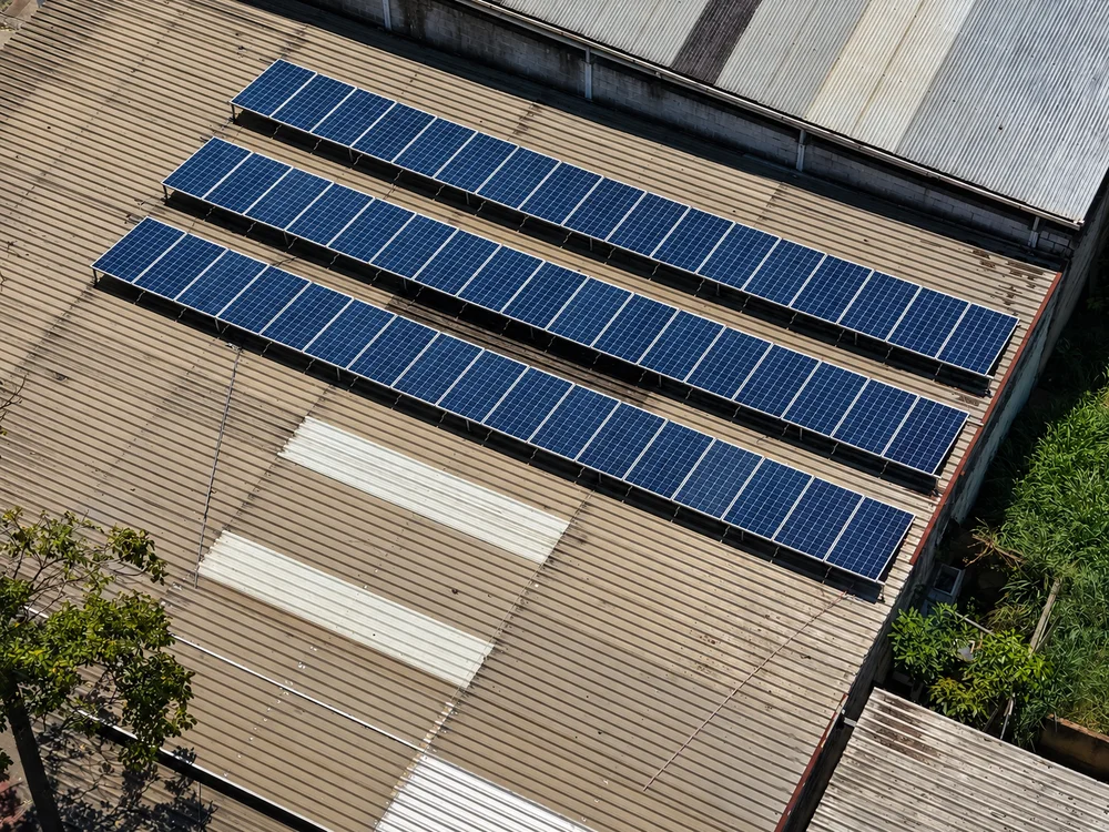 Painéis solares instalados na cobertura da sede da Deck Construtora